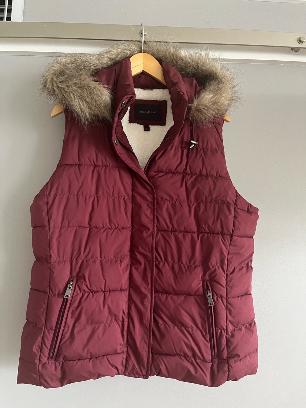 Banana Republic Puffer vest size L